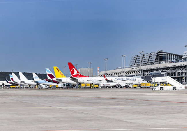 Flugzeuge am Terminal vom Airport Stuttgart