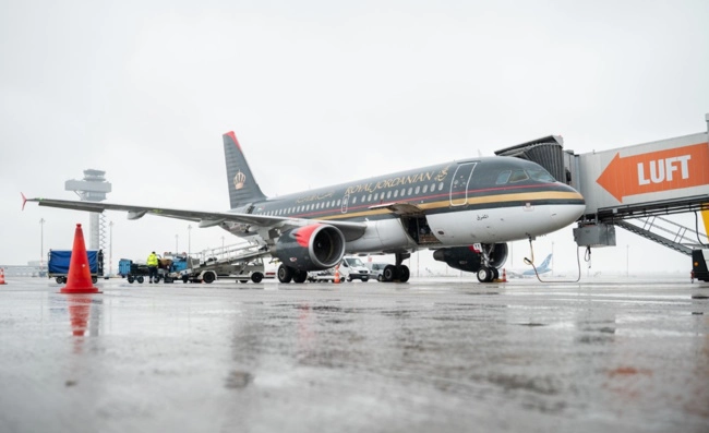 Flugzeug von Royal Jordanien am Gate