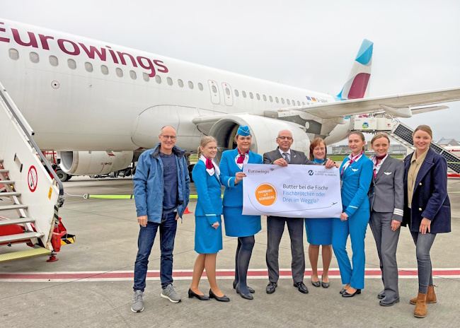 Eurowings-Crew vor dem Flugzeug in Hamburg