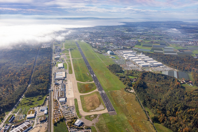 Vogelperspektive auf den Flughafen Friedrichshafen