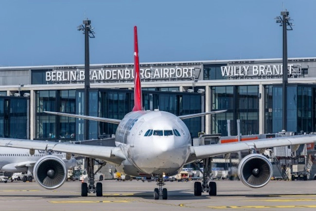 Flugzeug vor BER Terminal