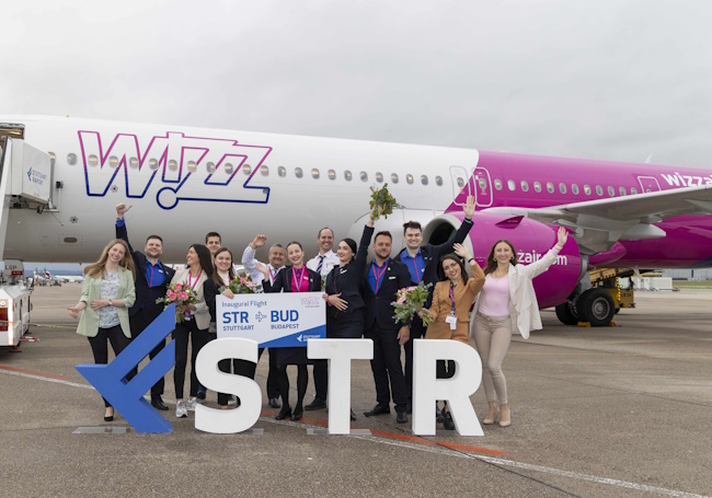 Wizz Air Crew vor dem Flugzeug