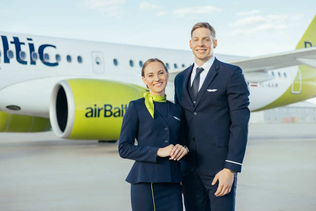 airbaltic Personal vor Flugzeug