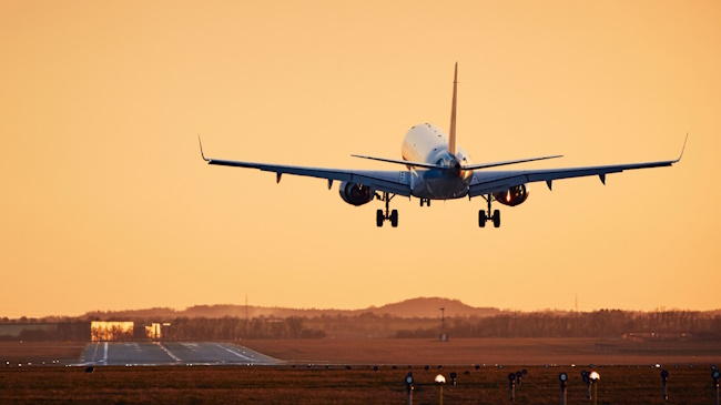 Flugzeug landet im Abendlicht