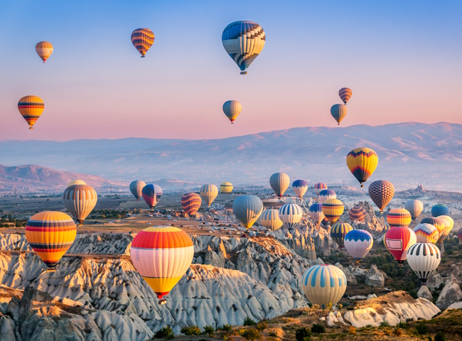 Heißluftballons über den Bergen